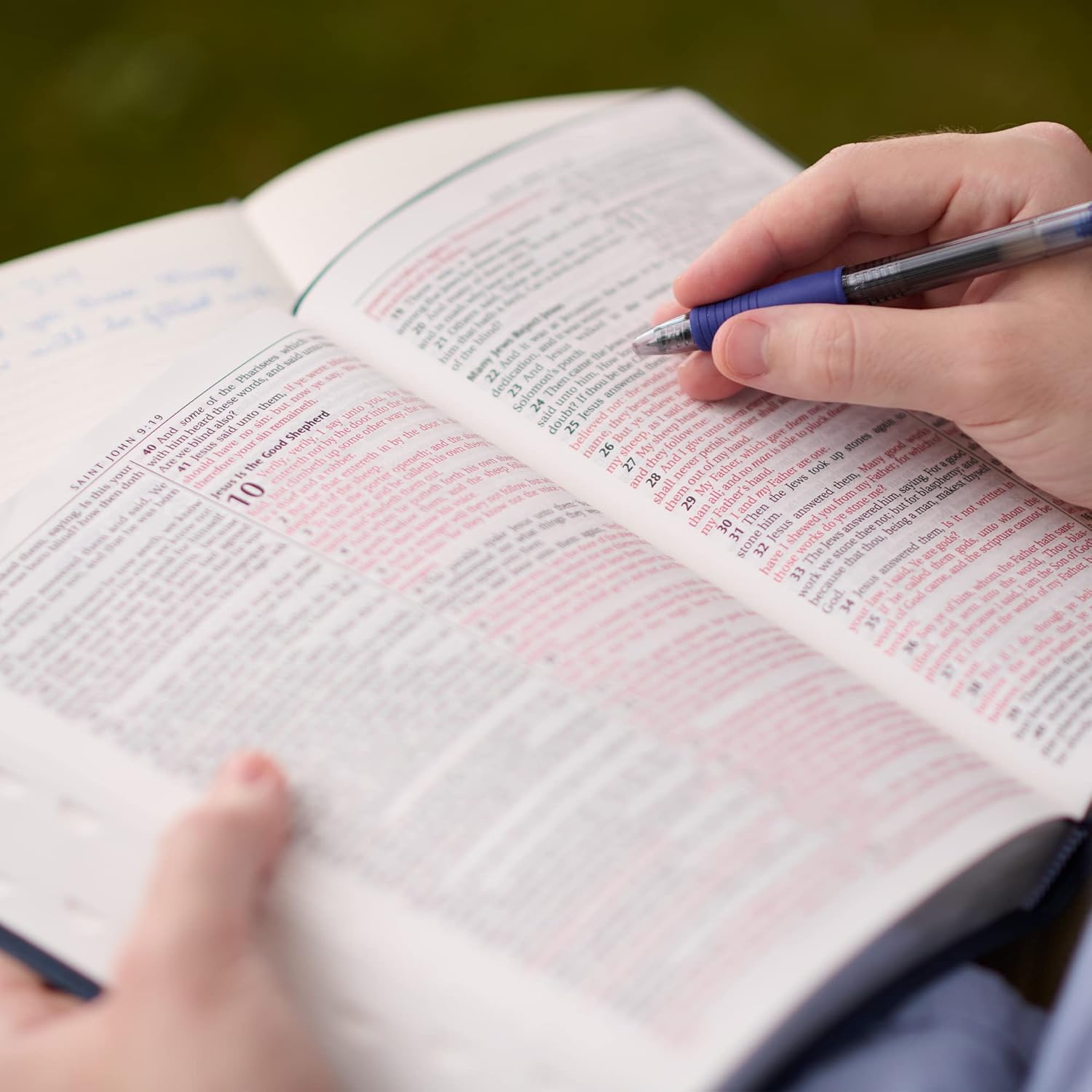 KJV Holy Bible, Giant Print Full-Size Faux Leather Red Letter Edition - Thumb Index & Ribbon Marker, King James Version, Pink (KJV Full Size GP Editions)